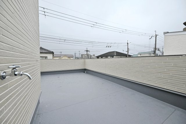 尼崎市稲葉荘1丁目新築一戸建て│3LDK+駐車1台可のバルコニー|開放感あふれるルーフバルコニー付き。晴れた日は青空の下でくつろいだり、ガーデニングや家庭菜園を楽しんだり、おうち時間をより豊かに演出してくれる魅力的な空間です。