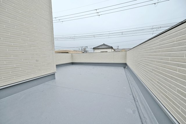 尼崎市稲葉荘1丁目新築一戸建て│3LDK+駐車1台可のバルコニー|ゆとりある広さのルーフバルコニーで、洗濯物や布団干しにも十分なスペースがあり、実用性の高い快適な屋外空間です。