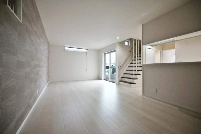 尼崎市稲葉荘1丁目新築一戸建て│3LDK+駐車1台可の居間・リビング|落ち着いたカラーでまとめられた内装が、上質で心地よい住空間を演出。住まう方のライフスタイルを選ばず、長く快適にお過ごしいただけます。