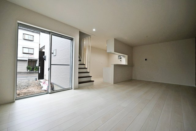 尼崎市稲葉荘1丁目新築一戸建て│3LDK+駐車1台可の居間・リビング|窓から心地よい風とやさしい陽射しが差し込む、明るく爽やかな住空間です。