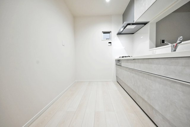尼崎市稲葉荘1丁目新築一戸建て│3LDK+駐車1台可のキッチン|キッチン背面にゆとりあるスペースを確保しており、冷蔵庫や食器棚なども無理なく配置できる使いやすい設計です。