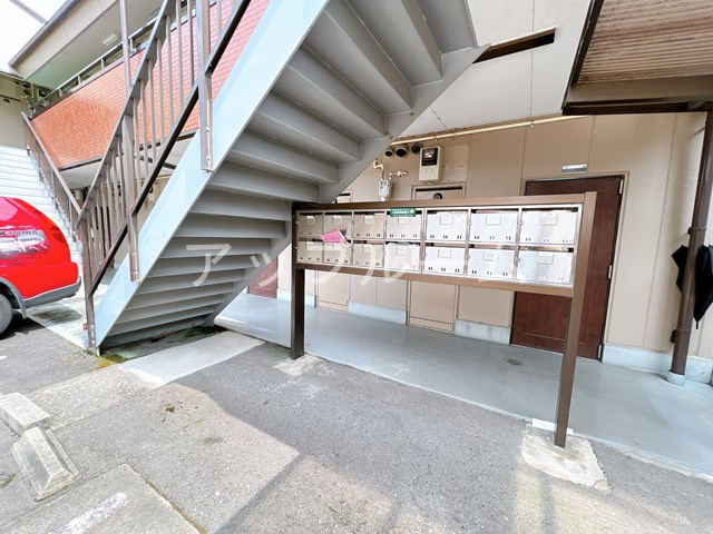 春日井市大留町２丁目のアパートのエントランス