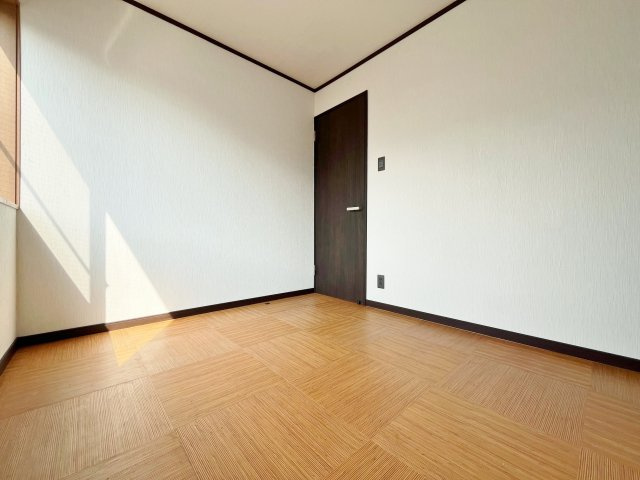 板橋区東坂下1丁目の洋室|3階3.7帖洋室
お子様部屋の他、書斎や趣味のお部屋、大型収納としても多目的にお使いいただけます