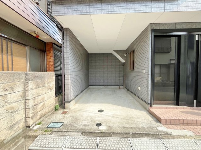 板橋区東坂下1丁目の駐車場|お車をお持ちの方に嬉しいビルトインガレージ付♪♪