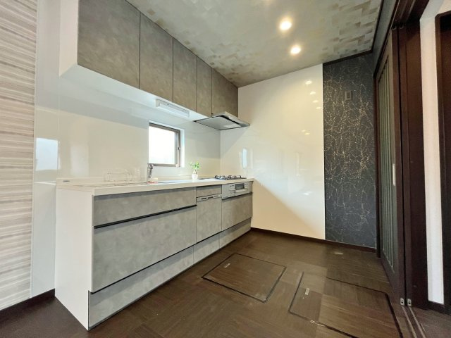板橋区東坂下1丁目のキッチン|デザイン性と機能性を兼備えたシステムキッチン新規交換
調理スペースが広くお料理しやすい仕様になっています♪
キッチン収納も十分なボリュームがございます