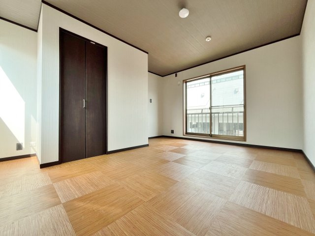 板橋区東坂下1丁目の洋室|3階8.0帖洋室
主寝室にもピッタリな広色とした居室です
こちらのお部屋にもバルコニーが面しており＋αのゆとりと開放感を演出