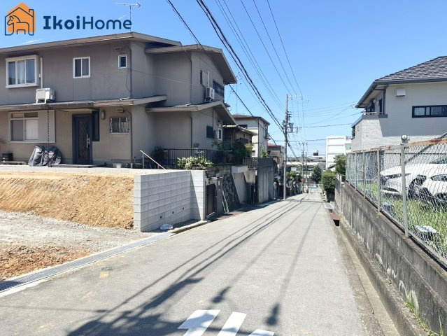 明石市魚住町錦が丘1丁目　4期　新築戸建の前面道路含む現地写真|●年中無休：当日予約可●前面道路幅員約4.9ｍ、交通量少なく安心の住環境です。