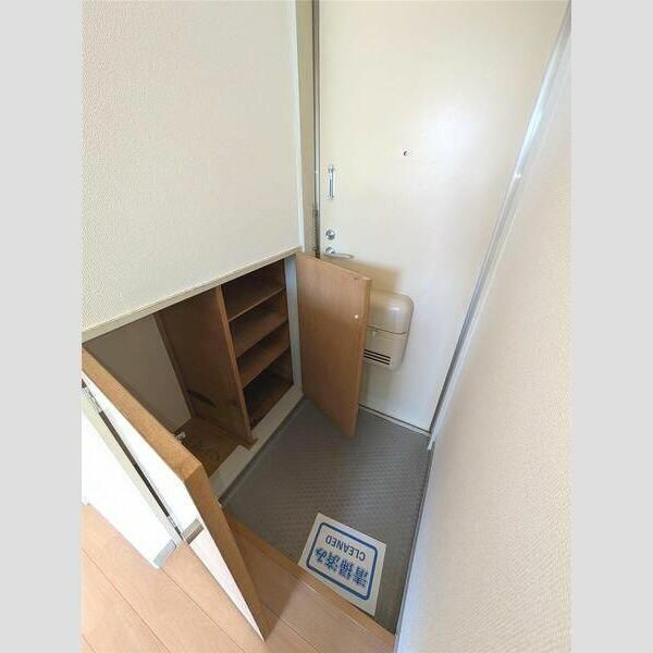 横浜市鶴見区馬場５丁目のアパートの玄関