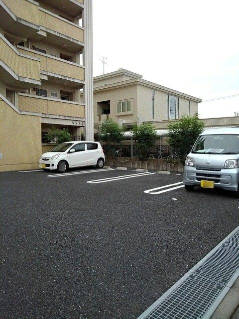 あきる野市秋留１丁目の賃貸マンションの駐車場