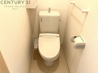 温水洗浄便座付きのトイレです♪
