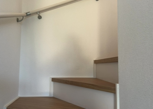 【内装】 | 建物の上下階の通路である階段は、その位置によって動線や室内の印象が大きく左右されます。手摺にも重要な役割があり、転倒の防止・歩行や動作を円滑にして日常生活を支えることを主な目的として設置されています。