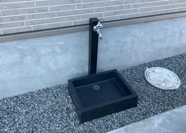 【設備】 | 敷地内には、散水栓や立水栓があります。水道水を直接利用できるため、水を運ぶ手間を省くことが出来ます。大量の水を必要とする洗車作業や清掃などに役立ちます。その他設備とあわせて、現地でご確認ください。