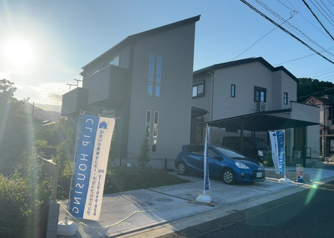 【前面道路含む現地写真】 | お持ちの車種によっては前面道路が広い方が便利でしょう。しかし、前面道路が広ければその分交通量が多くなるため、騒音などが気になる場合があります。実際に現地を見学し、周辺交通量や騒音などを確認しましょう！