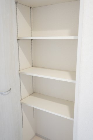 越谷市相模町6丁目 新築分譲住宅の玄関|収納棚