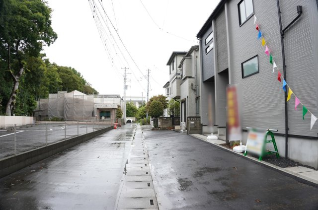 越谷市相模町6丁目 新築分譲住宅の前面道路含む現地写真