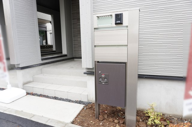越谷市相模町6丁目 新築分譲住宅の設備|インターホン機能・宅配BOX付き門柱