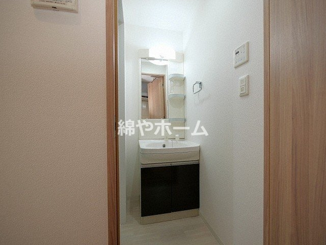 スワンズシティ難波ノーブルの洗面所|コンパクトで使いやすい洗面所