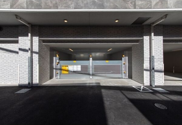スプランディッド上本町WESTの駐車場