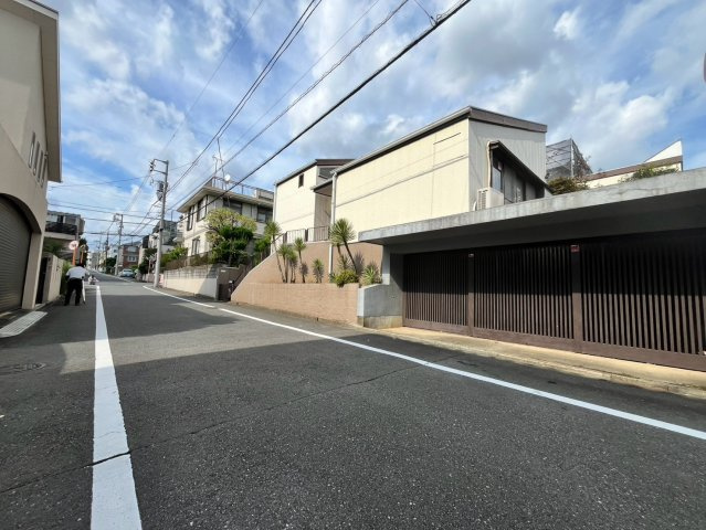 世田谷区中町　建築条件なし売地の前面道路含む現地写真