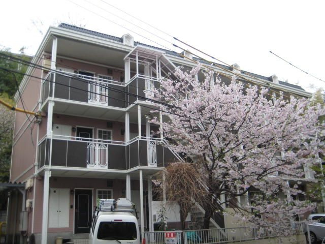 横浜市港北区岸根町の賃貸マンションの外観