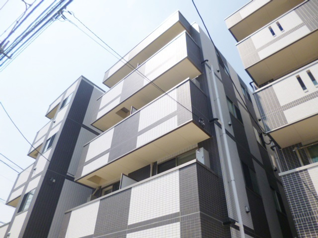 ブランノワールの外観|道路沿いに立地していますが、静かです☆