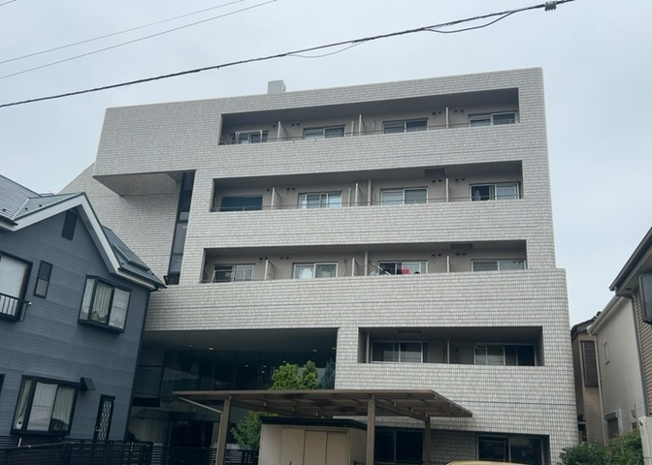 【庭】 | メゾン・ド・ノア元横山 | 物件によっては、入居者が個人的に使用できる専用庭がついているものもあります。また、住宅の中にある土間の部分を庭と呼ぶこともあります。庭の用途は住む人によって変わり、それによってデザインもさまざまです。
