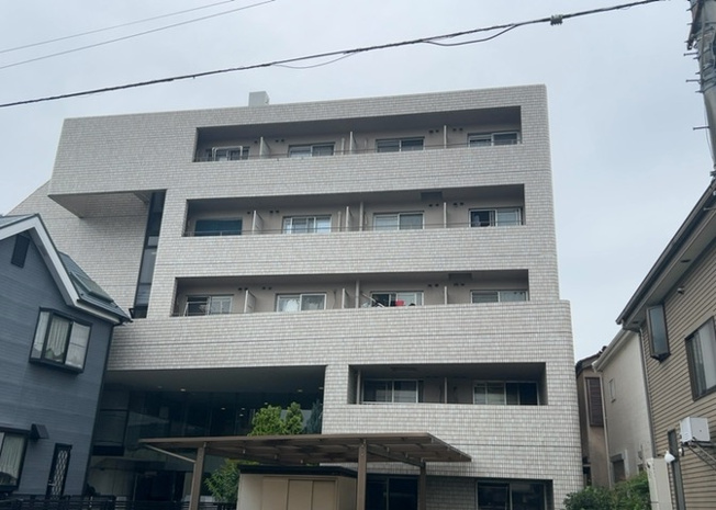 【中庭】 | メゾン・ド・ノア元横山 | 中庭（パティオ）とは、一つの建築物の内部に設けられた、壁などで囲われている庭のことを指します。コの字型、ロの字型が主流ですが、L字型の中庭もあります。最近では、インテリア性の高さからも人気があります。