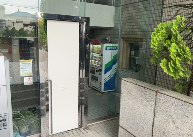 【エントランス】 | メゾン・ド・ノア元横山 | マンションのエントランスには、もともと風よけや防犯の役割がありますが、マンションによって宅配ボックスなどの設備が備わっている所もあります。日々の生活をイメージしながら生活しやすさをチェックしましょう。