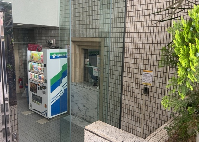 【受付】 | メゾン・ド・ノア元横山 | 受付はマンションコンシェルジュがいる場合もあれば、管理人が滞在する小部屋を総称して呼ぶことがあります。主にエントランスに設置されていることから、防犯面でも期待ができます。防犯設備がない場合はより安心！