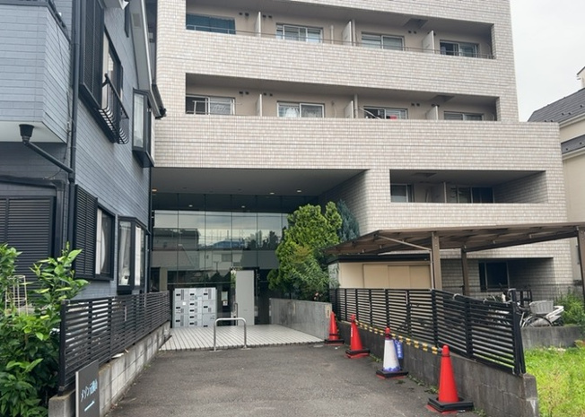 【外観】 | メゾン・ド・ノア元横山 | 外観はマンション管理がされているかの目安になります。築年数が古いと、壁面は劣化してひび割れが生じることも！建物が古びていても細かいところが修繕されていると、きちんと管理されているなぁと感じるでしょう。
