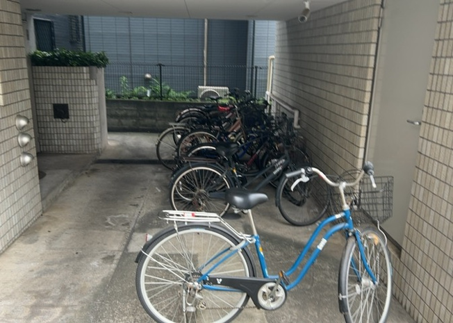 【駐車場】 | メゾン・ド・ノア元横山 | 車一台あたりに必要なスペースは、標準サイズの普通自動車で横幅2m50cm、長さ5mは必要になります。ただし、乗降のことも考慮して横幅3m30cm、長さ5m50cmほどは確保できるところを選びましょう。