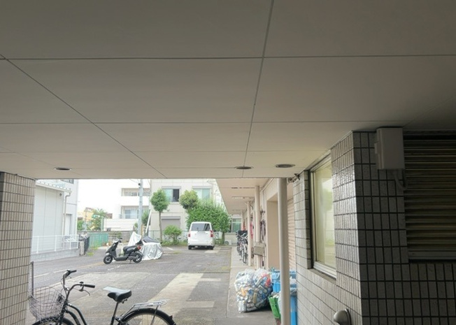 【駐車場】 | メゾン・ド・ノア元横山 | 駐車場と明記されていても、最小スペースでつくられた駐車場だと大型車は駐車できなかったり、出入りしにくくなったりする可能性があります。お車のサイズと購入したい物件の駐車場のサイズを現地で確認しましょう。