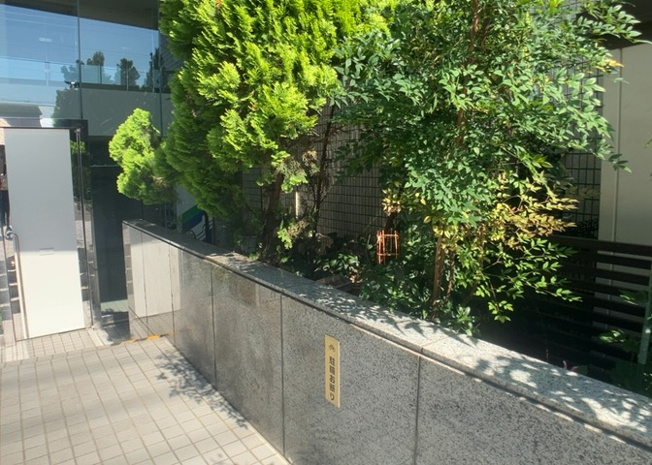 【庭】 | メゾン・ド・ノア元横山 | 物件によっては、入居者が個人的に使用できる専用庭がついているものもあります。また、住宅の中にある土間の部分を庭と呼ぶこともあります。庭の用途は住む人によって変わり、それによってデザインもさまざまです。