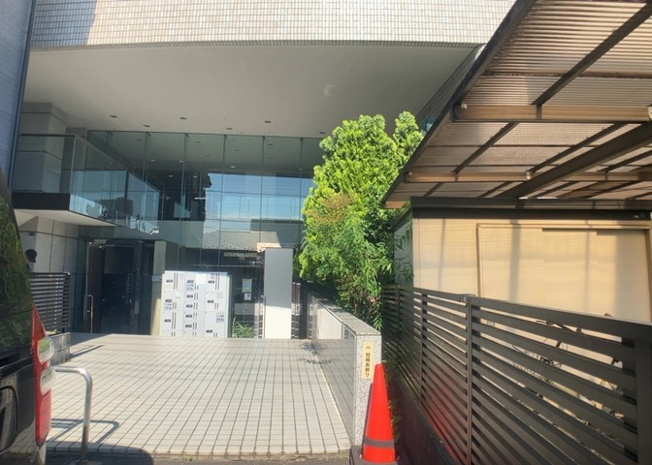 【中庭】 | メゾン・ド・ノア元横山 | 中庭（パティオ）とは、一つの建築物の内部に設けられた、壁などで囲われている庭のことを指します。コの字型、ロの字型が主流ですが、L字型の中庭もあります。最近では、インテリア性の高さからも人気があります。