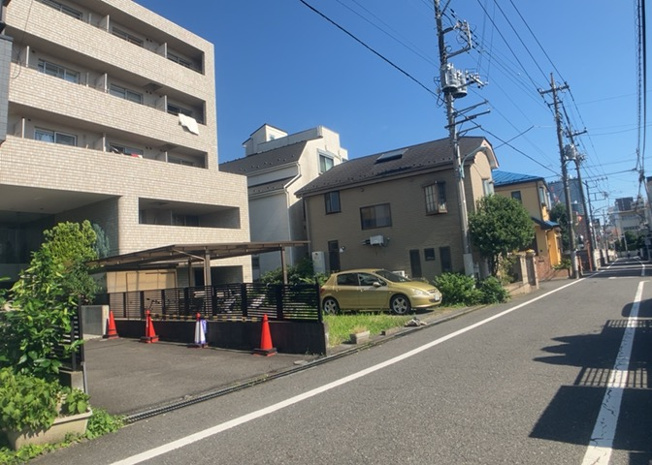 【外観】 | メゾン・ド・ノア元横山 | 外観はマンション管理がされているかの目安になります。築年数が古いと、壁面は劣化してひび割れが生じることも！建物が古びていても細かいところが修繕されていると、きちんと管理されているなぁと感じるでしょう。