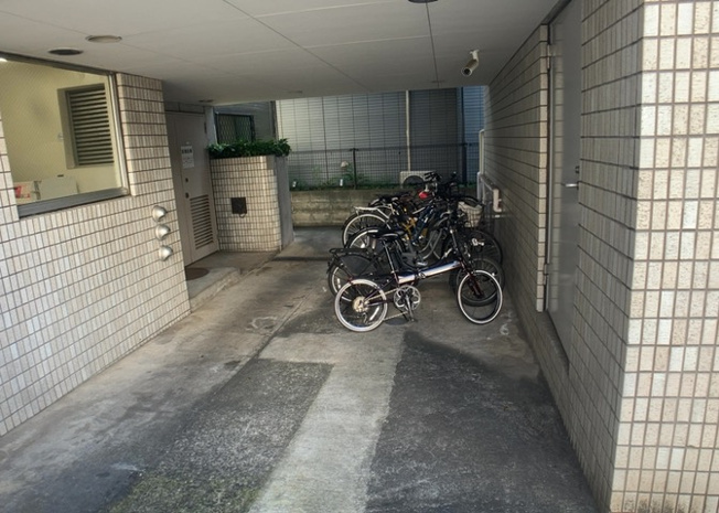 【駐車場】 | メゾン・ド・ノア元横山 | 車一台あたりに必要なスペースは、標準サイズの普通自動車で横幅2m50cm、長さ5mは必要になります。ただし、乗降のことも考慮して横幅3m30cm、長さ5m50cmほどは確保できるところを選びましょう。