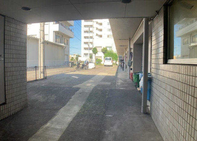 【駐車場】 | メゾン・ド・ノア元横山 | 駐車場と明記されていても、最小スペースでつくられた駐車場だと大型車は駐車できなかったり、出入りしにくくなったりする可能性があります。お車のサイズと購入したい物件の駐車場のサイズを現地で確認しましょう。