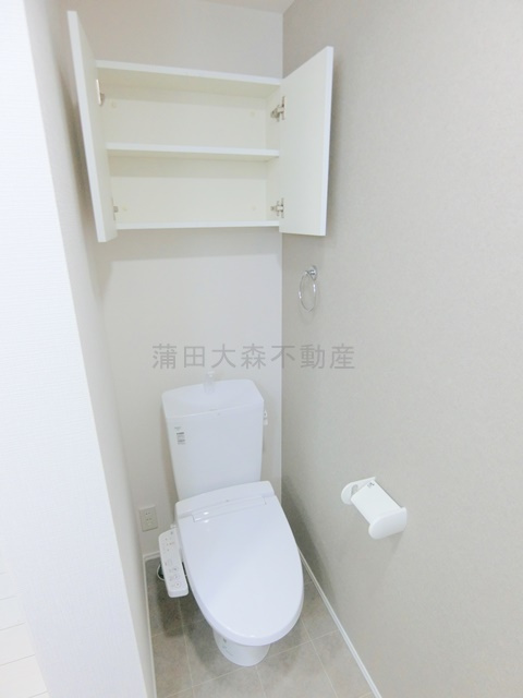 TOKYO HANEDA southのトイレ|吊戸棚収納と温水洗浄便座付きのトイレ