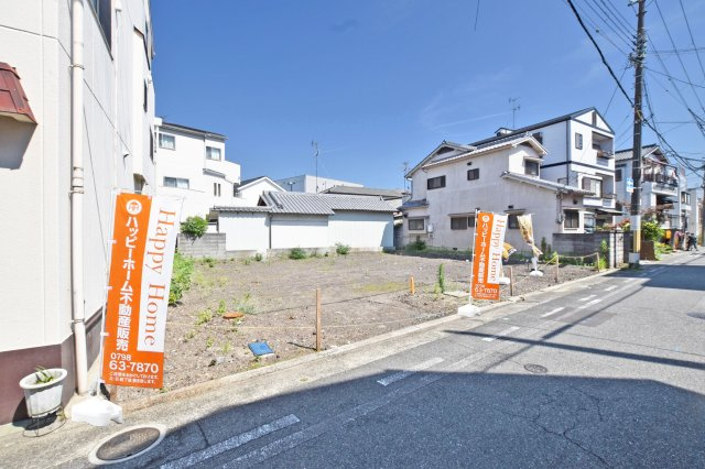 尼崎市西難波町2丁目建築条件無し売土地│限定1区画の外観|高低差の少ないフラットな敷地のため、小さなお子様からご年配の方まで安心してお住まい頂けます。七松小学校までは徒歩9分でアクセス可能。お子様の通学の際も安心で、子育て世帯におすすめの住環境です。