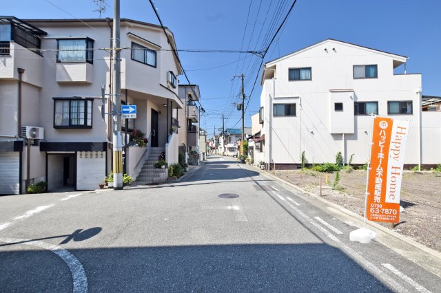 尼崎市西難波町2丁目建築条件無し売土地│限定1区画の前面道路含む現地写真|前面道路は西側に約5.9ｍ幅で駐車の際もラクラクです。