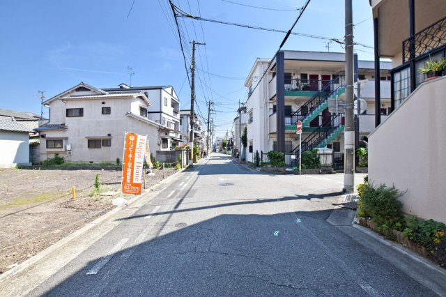 尼崎市西難波町2丁目建築条件無し売土地│限定1区画の前面道路含む現地写真|前面道路は西側に約5.9ｍ幅で駐車の際もラクラクです。