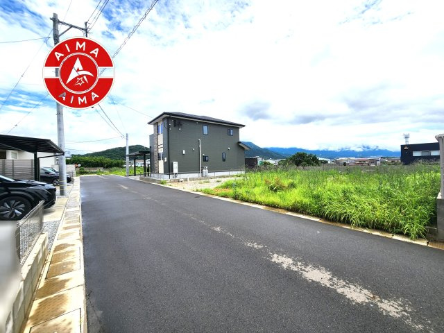 糟屋郡須恵町大字植木第17-2棟（8号棟）の外観|前面道路含む現地の写真です。