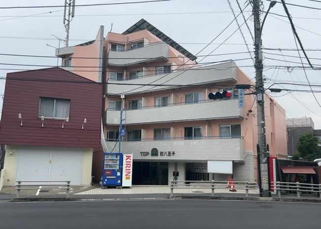 【外観】 | トップ西八王子 | 隣家の土地はどうなっているのか、生活利便施設が近くにあるのか、学校まで近いかなど、お客様のライフスタイルにあわせたイメージが重要です。また、近くにあると困る施設が近くにないかも確認するといいでしょう。