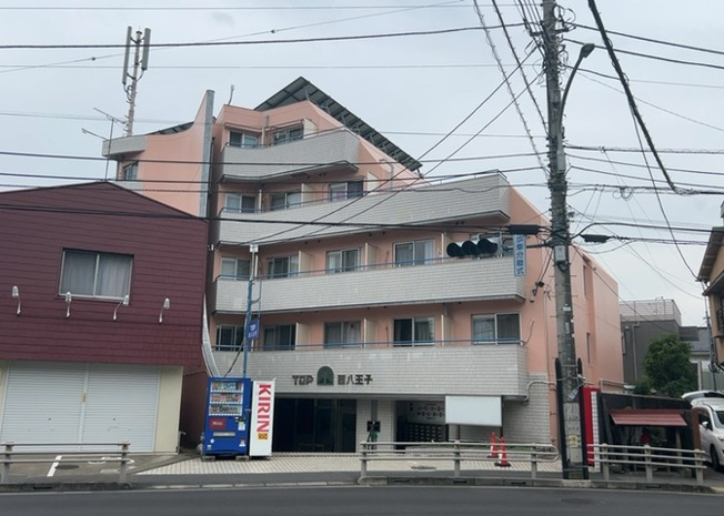 【外観】 | トップ西八王子 | 外観はマンション管理がされているかの目安になります。築年数が古いと、壁面は劣化してひび割れが生じることも！建物が古びていても細かいところが修繕されていると、きちんと管理されているなぁと感じるでしょう。