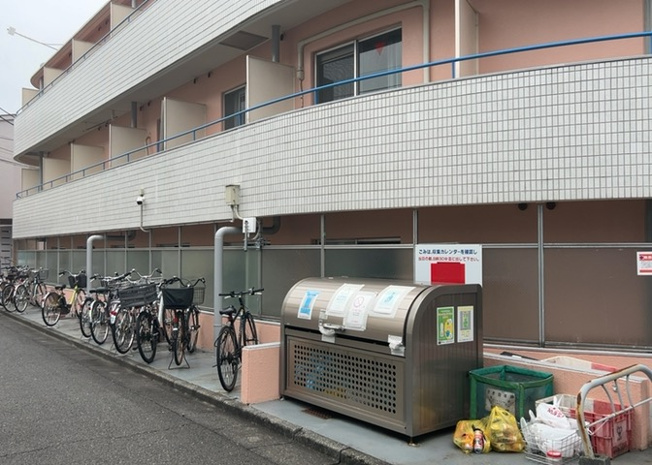 【駐車場】 | トップ西八王子 | 車一台あたりに必要なスペースは、標準サイズの普通自動車で横幅2m50cm、長さ5mは必要になります。ただし、乗降のことも考慮して横幅3m30cm、長さ5m50cmほどは確保できるところを選びましょう。