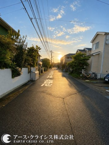 【前面道路含む現地写真】 | 松戸市五香32期　全2区画 | 風と光がやさしく巡る。朝のコーヒーも、午後の読書も、家族の団らんも、ぜんぶ光に包まれる時間。そんな日々をデザインしませんか♪
