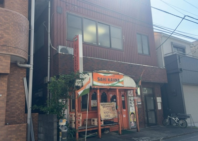 【外観】 | 佐溝ビル | 家を建てる場合、方位は要チェックです。現実的に日当たりのよい家ならばリビングは南側、建築基準法でも北側に当たる家への配慮は求められています。土地を見学に行く際は、方位磁針を持って行くようにしましょう。