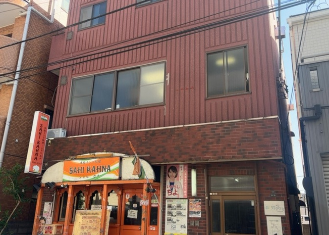 【外観】 | 佐溝ビル | 現地に行くなら、物件の周囲の地形がどうなっているかを見ることも大切です。周辺より低くなっている土地では、大雨などで水が集まりやすいため、地盤が弱くなっているということも考えられるため、注意が必要です。