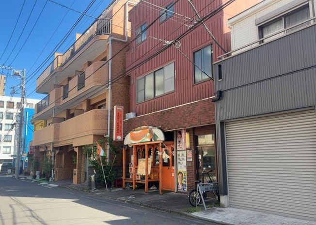 【外観】 | 佐溝ビル | 隣家の土地はどうなっているのか、生活利便施設が近くにあるのか、学校まで近いかなど、お客様のライフスタイルにあわせたイメージが重要です。また、近くにあると困る施設が近くにないかも確認するといいでしょう。