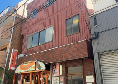【外観】 | 佐溝ビル | 土地購入を検討されている場合、境界杭がない状態で購入してしまうと境界確定測量をする必要があり、費用がかかります。購入の前に、売主、隣土地所有者立ち合いのもと境界を確定し境界杭を設置するのがベストです。